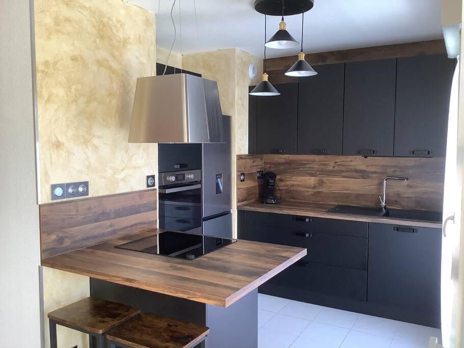 Tres Joli T2 46 M2, Terrasse 32 M2, Proche Remparts Avignon